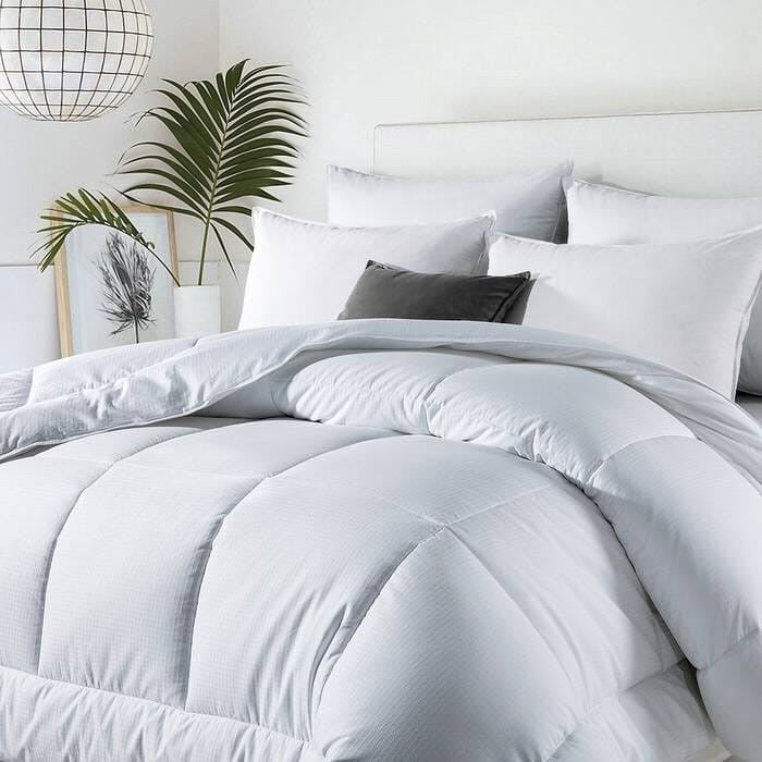 Queen Size All Seasons Soft White Polyester Down Alternative Comforter-1
